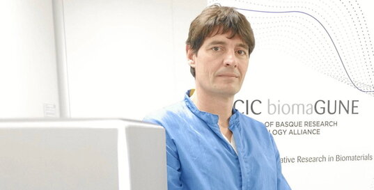 En la imagen de la página izquierda, el Dr. Llop. Sobre esta línea, el doctor acompañado de dos investigadores de su equipo.