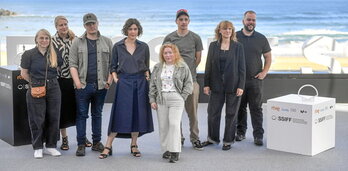 El equipo de la película «Brace your heart», posando ante los medios gráficos.