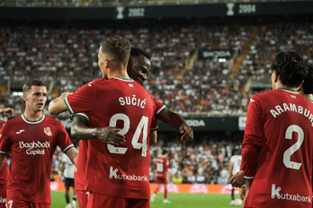 Ochieng y Sucic se abrazan tras fabricar el primer gol realista en Mestalla