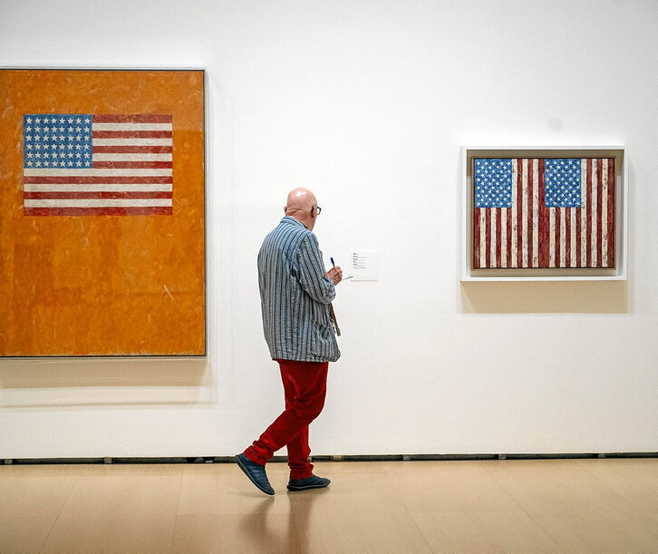 «Jasper Johns: Night Driver» es una amplia retrospectiva que el Museo Guggenheim de Bilbo ha dedicado al artista estadounidense, e incluye, entre otras obras, sus famosas banderas.