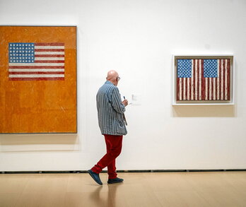 «Jasper Johns: Night Driver» es una amplia retrospectiva que el Museo Guggenheim de Bilbo ha dedicado al artista estadounidense, e incluye, entre otras obras, sus famosas banderas.