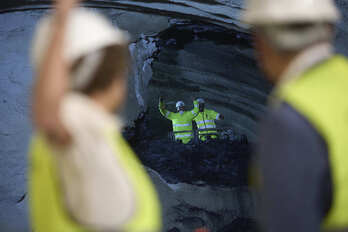 Momento en que conectó el túnel norte con el túnel sur, en junio pasado.