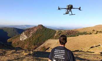 Un bombero manejando un dron con cámara térmica para verificar que la extinción es completa.