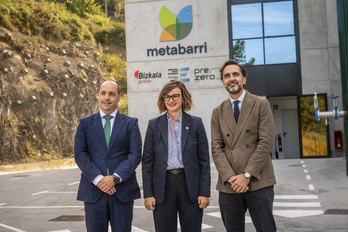 Mikel Amundarain, Elixabete Etxanobe y Borja Martin, ante la planta de Metabarri.