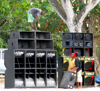 Sound System bat prestatzen Negrilen, Jamaikan
