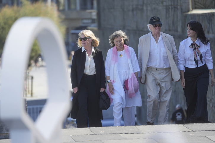 Parte del equipo de ‘Tender Loving Care’, a su llegada al Kursaal.