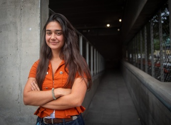 Nerea Bilbao, doctora en Climatología, frente a la Escuela de Ingeniería de la EHU