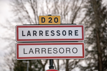 Larresoroko herri sarrerako seinalearen artxibo irudia.