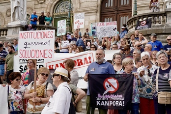 Protesta vecinal ante el Consistorio bilbaino por las afecciones que provocan Sader y Profersa.