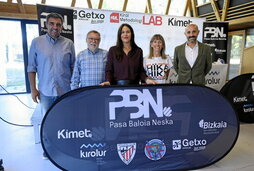«Pasa baloia, neska» proiektuaren sustatzaileak, Getxon.