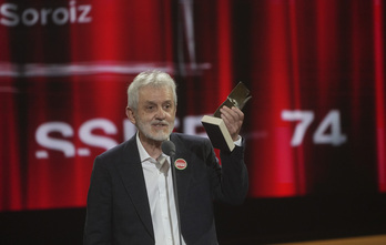 El actor Jose Ramon Soroiz recibiendo el Premio Zinemira.