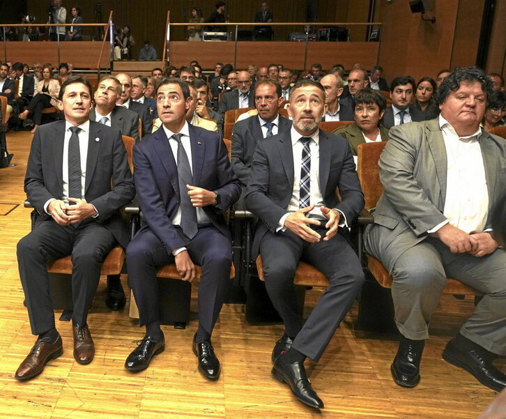 Enrique Martín, de Analistas Financieros Internacionales SA, junto al Gobierno.