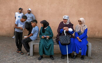 Voluntarios del partido político PAM marroquí reparten panfletos en Essaouira.