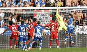 Parada de Sergio Herrera en el derbi entre Alavés y Osasuna.
