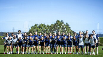 Plantilla y staff posan en Zubieta antes de volar a Escocia.