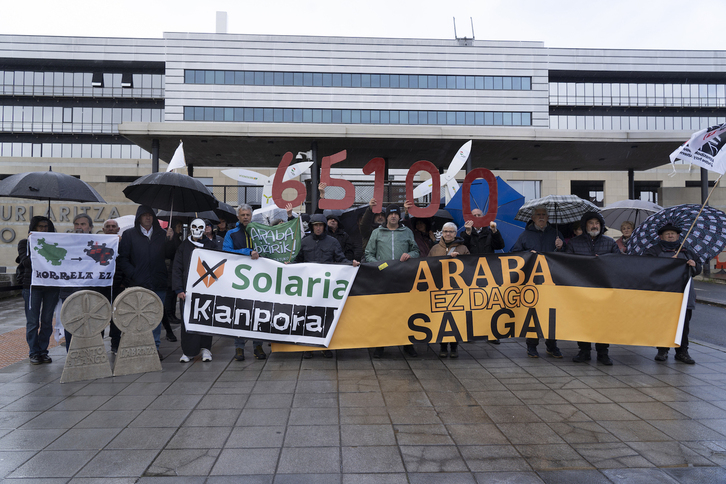 Entrega de alegaciones contra los parques de Solaria en marzo pasado ante el Gobierno de Lakua.