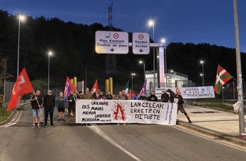 Concentración realizada ante la incineradora de Zubieta para arrancar la jornada de huelga para denunciar las carencias en salud y seguridad.