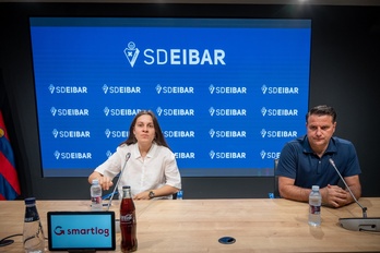 Rocío Candal y César Palacios en la sala de prensa de Ipurua.