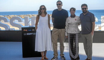 Marian Fernandez, Koldo Almandoz, Izaro Nieto e Iñigo Azpitarte, en el photocall.