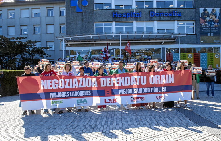 Concentración realizada por el personal sanitario en el Hospital Donostia.