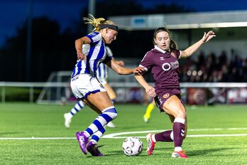 Seelenfreund recorta a una jugadora rival en el área en el partido de Europa Cup entre Hearts y Real disputado en Ainslie Park.