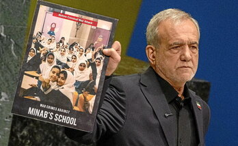 El presidente de Irán, Masoud Pezeshkian, muestra una fotografía de las niñas de Minab que EEUU mató.