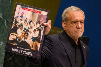   El presidente de Irán, Masoud Pezeshkian, muestra una fotografía de las niñas de Minab que EEUU mató.