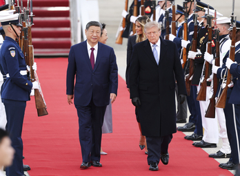 Xi Jinping ha sido recibido por Donald Trump a su llegada a la base de Andrews.