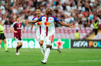 Melchie Dumornay celebra un gol del OL Lyonnes al Servette en el partido de UWCL.
