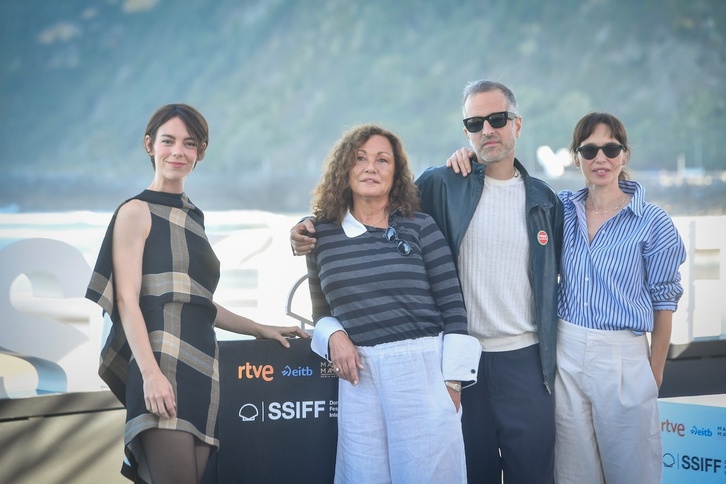 Mikel Gurrea y las actrices principales de ‘Sants’, esta mañana en Donostia.