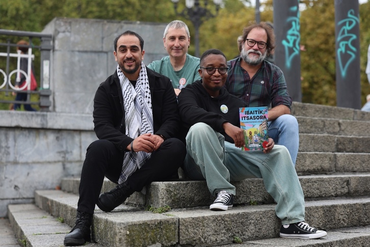 Hamada Khaldi (abajo a la izquierda) y Nkosinathi Ngubane (abajo a la derecha) junto a Ibon Meñika y Eneko Gerrikabeitia, de Gernika Palestina y Martin Etxea, respectivamente