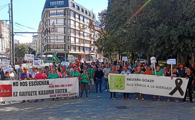 Concentración de UAGA realizada ayer en Gasteiz.