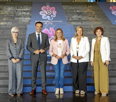 La directora de Emakunde, junto al consejero de Trabajo, a la izquierda del grupo, en el Congreso.