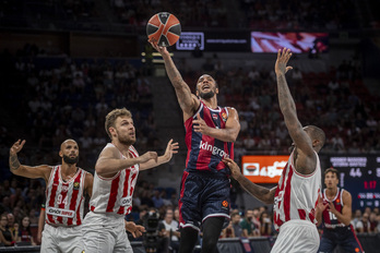 AJ Lawson se eleva ante la defensa de Olympiacos.