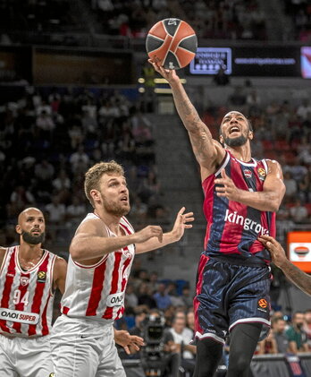 AJ Lawson -acabó con 20 puntos- se eleva ante la defensa de Olympiacos.
