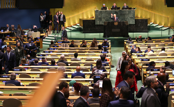 Decenas de delegados abandonan el pleno de la Asamblea General de la ONU antes de que Netanyahu intervenga.