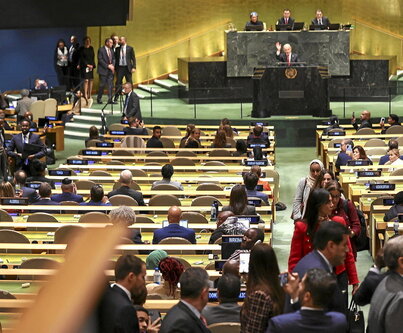 Decenas de delegados abandonan el pleno antes de que Netanyahu intervenga.