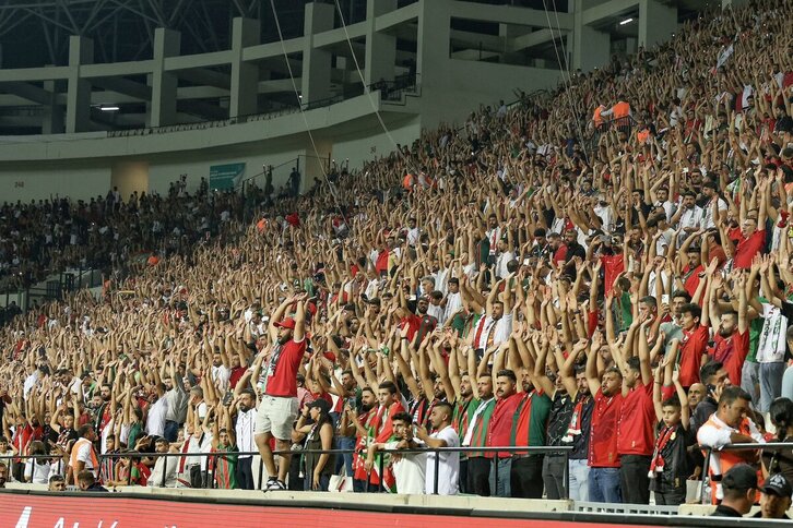 La hinchada roja y verde del Amedspor celebra una de las victorias de esta temporada.