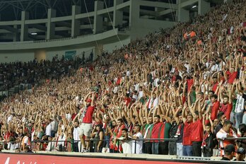 La hinchada roja y verde del Amedspor celebra una de las victorias de esta temporada.