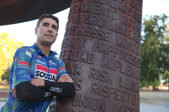 Mikel Landa Amurriko plazan entrenamendu bat baino lehen