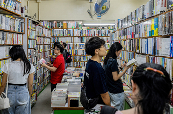 Varias personas hojean libros en la librería independiente Greenfield Book Store, en Hong Kong, el 30 de agosto de 2026.