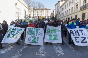 Protesta de vecinos de Lautada y de valles alaveses contra el TAV en Gasteiz.