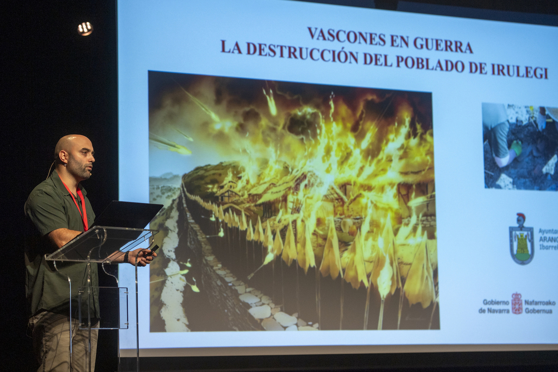 Mattin Aiestaran, durante su conferencia sobre la destrucción de Irulegi.