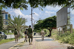 Miembro del Frente Popular de Liberación de Tigray caminan por la principal calle de la capital, Mekelle.