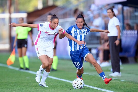 Villafañe, autora del gol local, intenta impedir el avance de Guallar en el partido de Liga F entre Madrid CFF y Alavés.