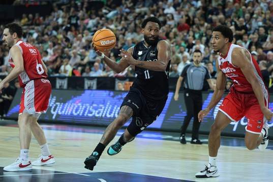 Darrun Hilliard penetra hacia canasta.