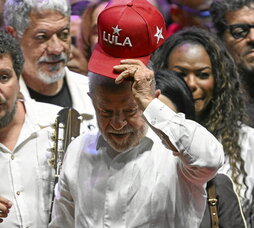 A la izquierda, Lula en un acto de campaña. A continuación, Flávio Bolsonaro.