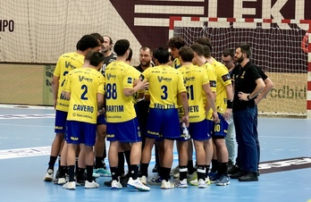 La plantilla del Bidasoa-Irun hace piña en un partido anterior.
