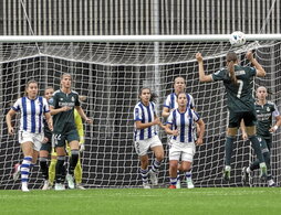 Keukelaar cabecea el balón que esperan jugadoras de los dos equipos en el área.