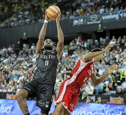 Darrun Hilliard lanza a canasta ante la oposición de un jugador del Manresa.